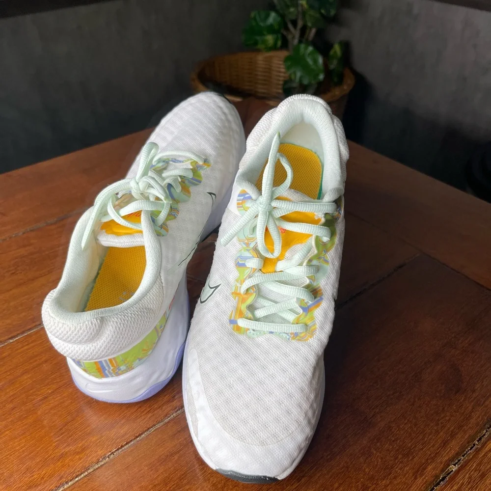 Women Nike White and Light Green Sneakers size 7 - Picture 3 of 9